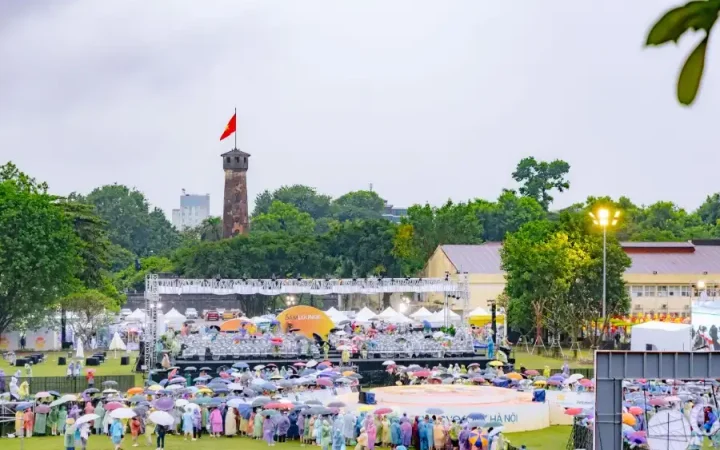 Show diễn lúc 5 giờ sáng thu hút hàng ngàn khán giả