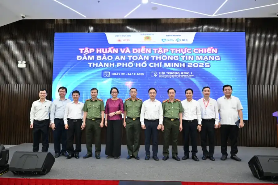 Ban tổ chức và các chuyên gia tại chương trình tập huấn và diễn tập thực chiến đảm bảo an toàn thông tin mạng TP. Hồ Chí Minh.