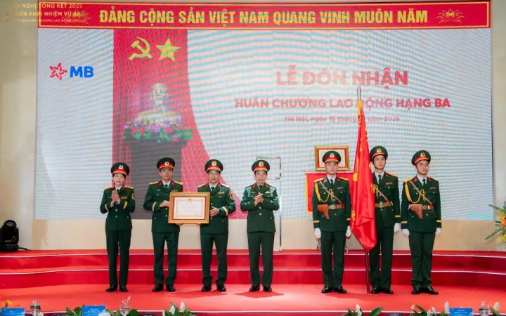 MB đón nhận Huân chương Lao động Hạng Ba