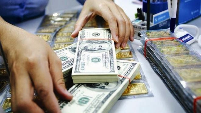 Mua bán “trao tay” ngoại tệ, vàng không phép sẽ bị phạt và tịch thu tài sản