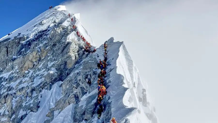 Núi Everest quá tải du lịch, chính phủ Nepal đã vào cuộc