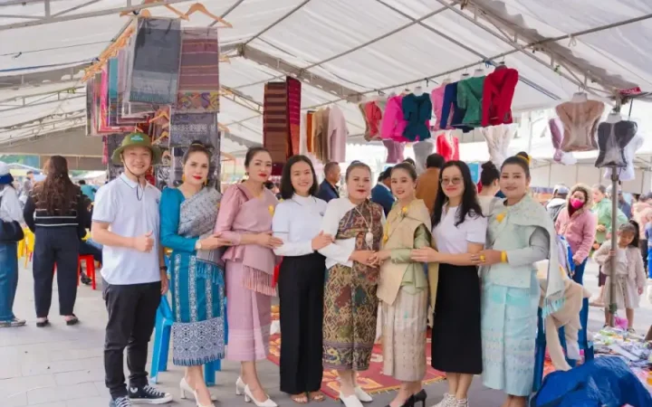 Tết này lên biên giới Lao Bảo dạo phố đêm, khám phá chợ phiên Việt – Lào