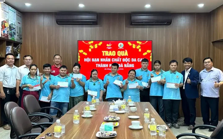Hội Doanh nhân trẻ thành phố Đà Nẵng tặng quà cho nạn nhân chất độc da cam
