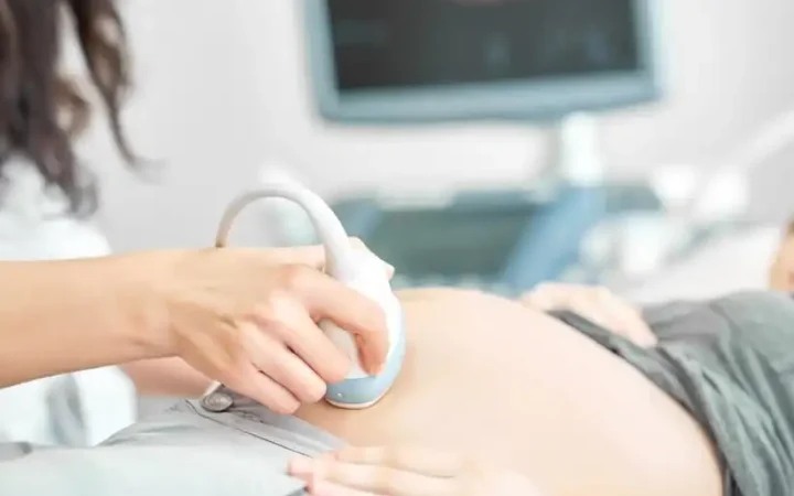 Bác sĩ sẽ bị đình chỉ hành nghề nếu tiết lộ giới tính thai nhi để phá thai