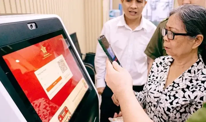 Người dân có thể nộp hồ sơ, nhận kết quả giải quyết thủ tục hành chính qua VNeID