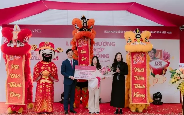 Agribank trao thưởng 01 tỷ đồng cho khách hàng gửi tiền tiết kiệm