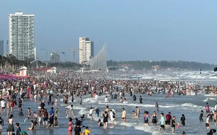 Biển Vũng Tàu thu hút đông khách du xuân dịp Tết Nguyên đán