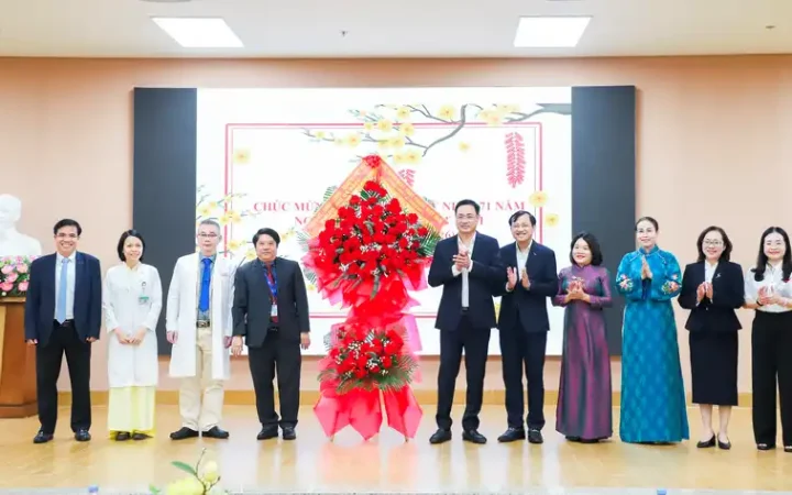 Bí thư Thành ủy Đà Nẵng thăm, chúc mừng các cơ sở y tế nhân Ngày Thầy thuốc Việt Nam