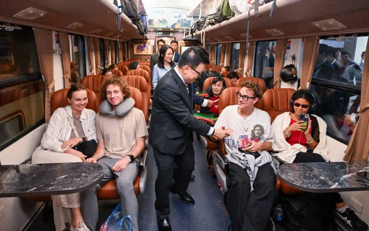 “Chuyến tàu Hạnh phúc” SE3 rời ga Hà Nội đêm 29 Tết, đưa 450 hành khách về sum họp Xuân Bính Ngọ 2026