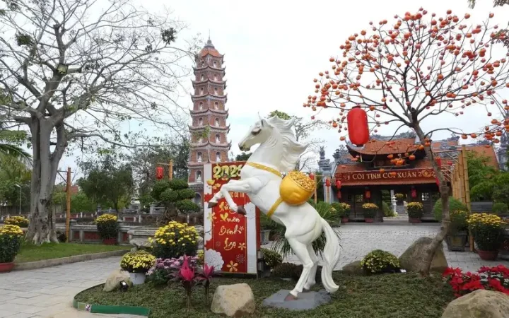Quảng Trị: Bạch mã cõng kim nguyên bảo – Biểu tượng văn hóa cổ truyền và tâm linh mang nhiều ý nghĩa tại chùa Hoằng Phúc