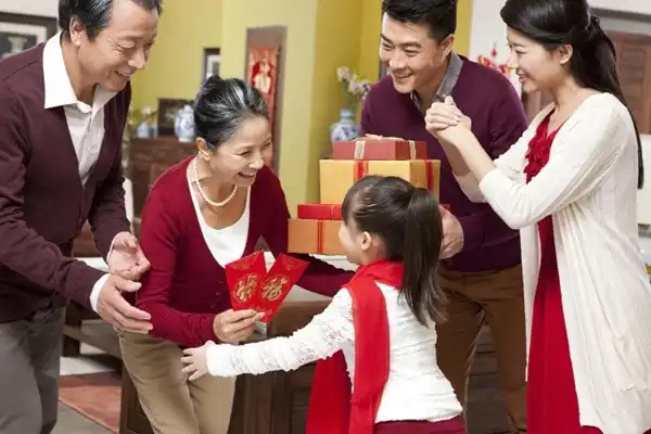 Phong tục mừng tuổi ngày Tết: Bảo tồn giá trị truyền thống trong bối cảnh xã hội hiện đại