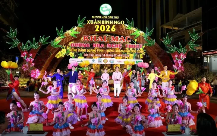 Cần Thơ rực rỡ khai mạc Đường hoa nghệ thuật Tết Bính Ngọ 2026 với chủ đề “Tết sum vầy”