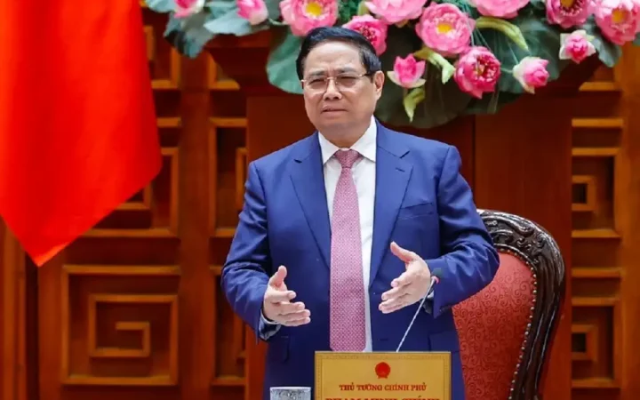 Thủ tướng: Tuyệt đối không để thiếu xăng dầu, xem xét dùng ngân sách hỗ trợ bình ổn giá