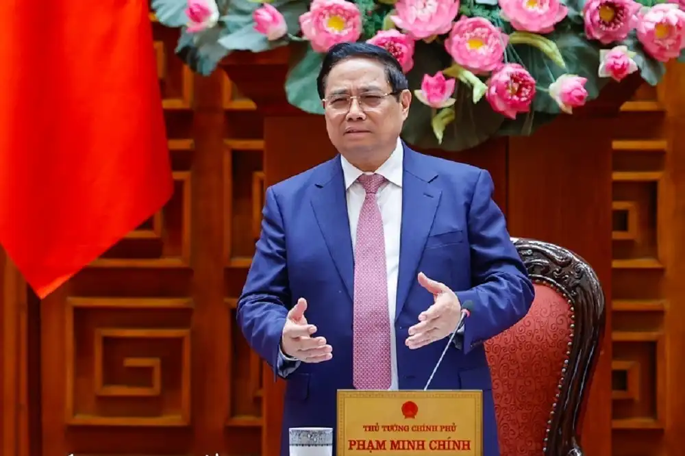 Thủ tướng: Tuyệt đối không để thiếu xăng dầu, xem xét dùng ngân sách hỗ trợ bình ổn giá