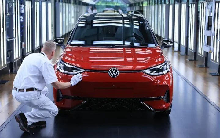 Lợi nhuận giảm một nửa, Volkswagen lên kế hoạch sa thải 50.000 nhân viên