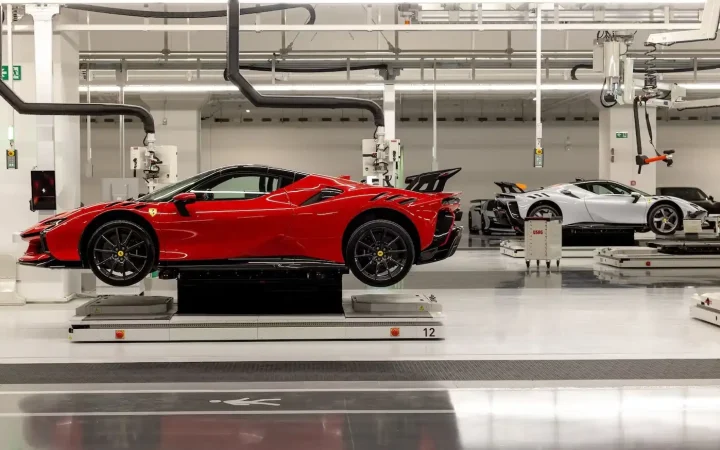 Nghịch lý điện hóa siêu xe: Vì sao Ferrari chọn “cách mạng”, Lamborghini chọn “tiến hóa”?