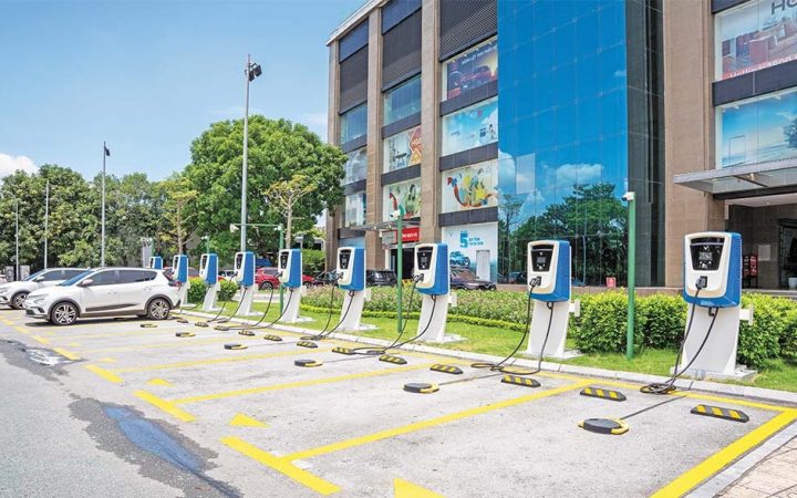 Hà Nội đề xuất mốc chuyển toàn bộ taxi, xe công nghệ sang dùng năng lượng xanh