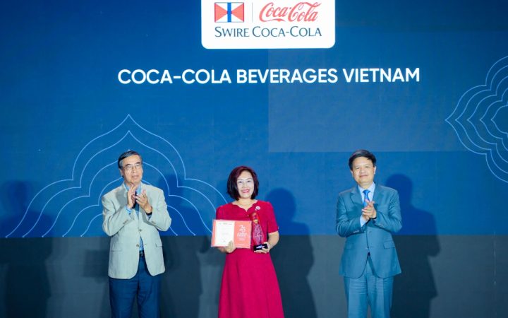 Coca-Cola Việt Nam 3 năm liên tiếp dẫn đầu nhóm ngành FMCG và nằm trong Top 10 Doanh nghiệp bềm vững tại Rồng Vàng 2026