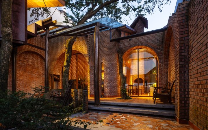 Những ngôi nhà gạch thô ngói mộc giữa Thủ đô