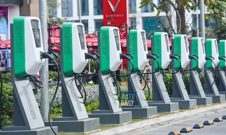 Bộ Xây dựng đề xuất xã hội hóa đầu tư mạng lưới trạm sạc xe ô tô điện