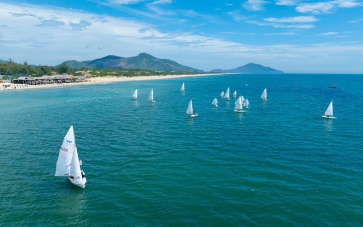 Thuyền buồm lần đầu trình diễn trên Vịnh Lăng Cô, tạo điểm nhấn mới cho du lịch Huế